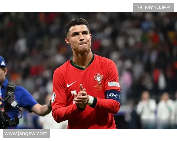 C罗：足球场上的传奇巨星，他的坚持与突破铸就了不朽的辉煌