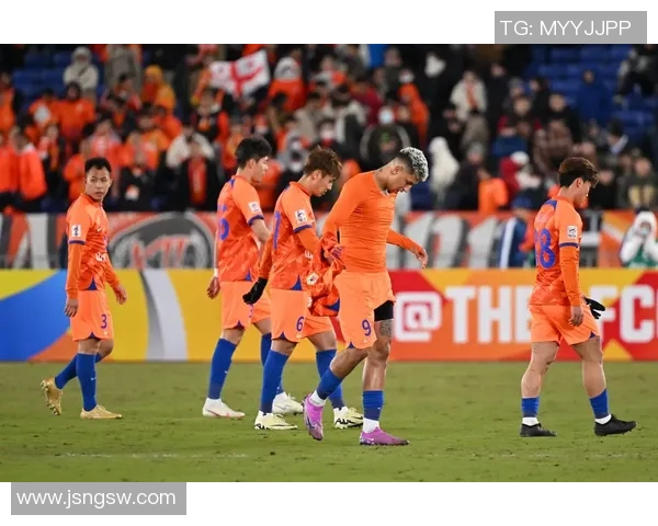 热血赛场瞬间足球巨星拼搏流血画面震撼全场 热血赛场瞬间足球巨星拼搏流血画面震撼全场