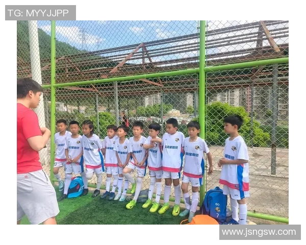 聚焦球场巨星:从足球到篮球的顶尖运动员全面解析与风采展示 聚焦球场巨星:从足球到篮球的顶尖运动员全面解析与风采展示