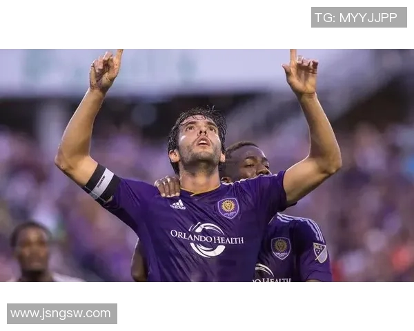 足球传奇卡卡搞笑校卡套登场 看足球天才变身幽默角色